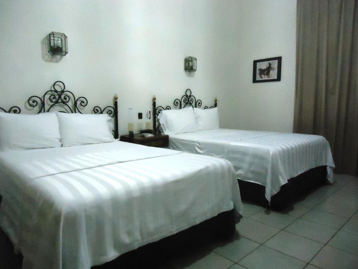 Hotel Concierge Plaza Colima Bagian luar foto