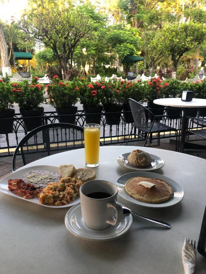 Hotel Concierge Plaza Colima Bagian luar foto