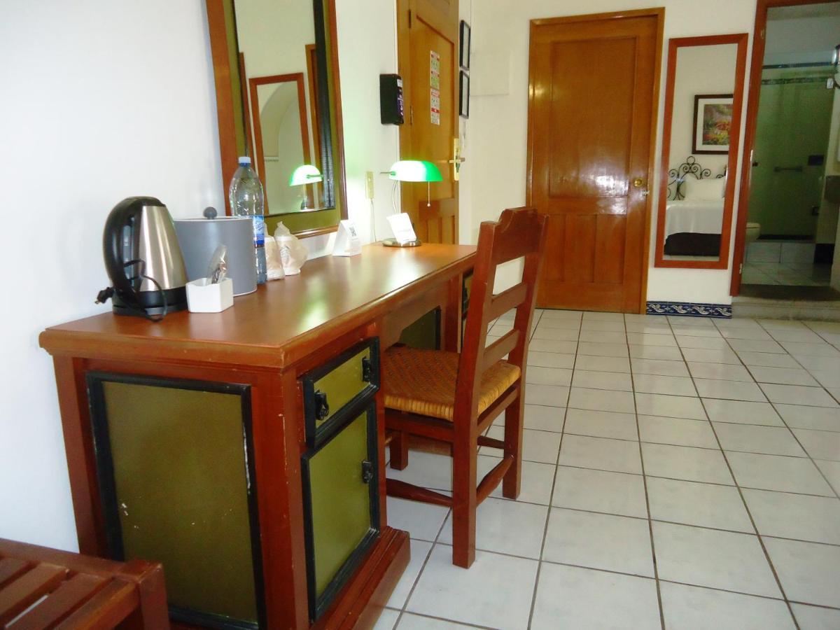 Hotel Concierge Plaza Colima Bagian luar foto